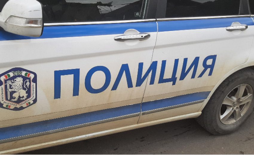  Полицията издирва тежковъоръжен мъж в Хасковско