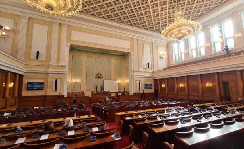  Депутатите гласуват правилника си, изслушват Асена Сербезова