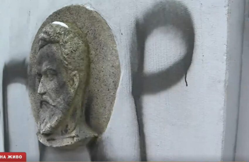  Вандали поругаха паметник на Ботев