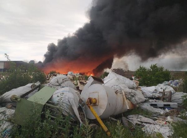  Отпадъци горяха в изоставена сграда в центъра на Варна