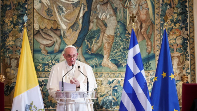  Приключва визитата на папа Франциск в Гърция