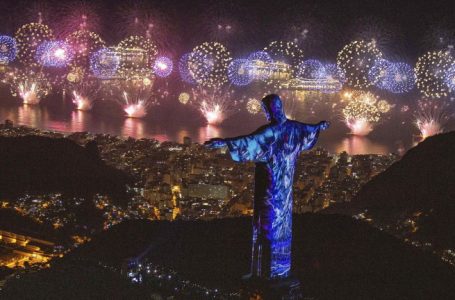 epa07256393 A handout photo made available by Riotur of fireworks exploding over Copacabana Beach in front of Cristo Redentor monument during New Year’s celebrations in Rio de Janeiro, Brazil, 01 January 2019.  EPA/FERNANDO MAIA/RIOTUR HANDOUT HANDOUT HANDOUT EDITORIAL USE ONLY/NO SALES