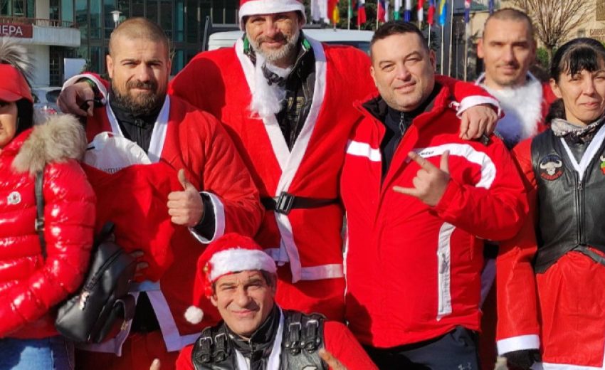  Рокери облечени като Дядо Коледа раздадоха бонбони на децата в Сливен