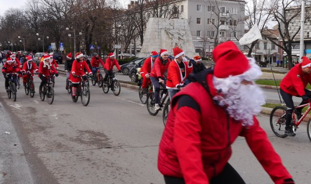 В Шумен посрещнаха 50 Дядо Коледовци с колелета