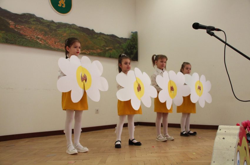  Децата от детските градини в община Тетевен изнесоха празничен концерт по случай Цветница и Лазаровден