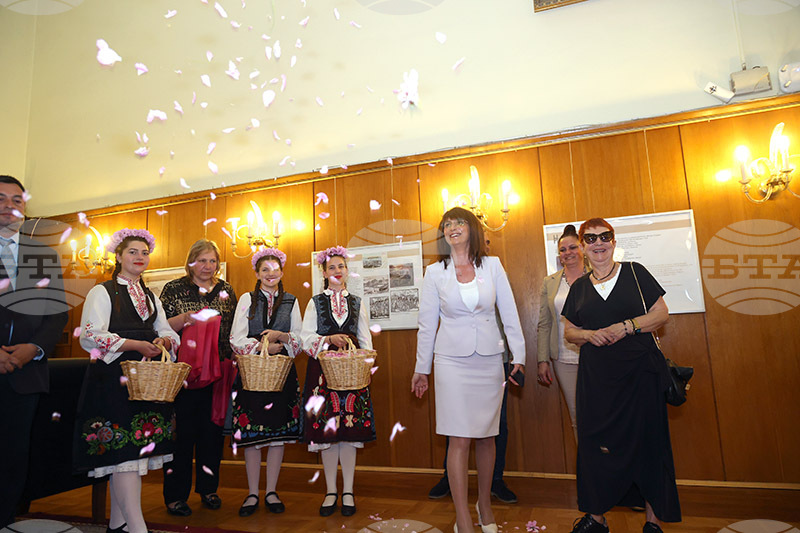  Изложбата „Българските розотърговци. Родова памет на Казанлък“ беше открита днес в Народното събрание