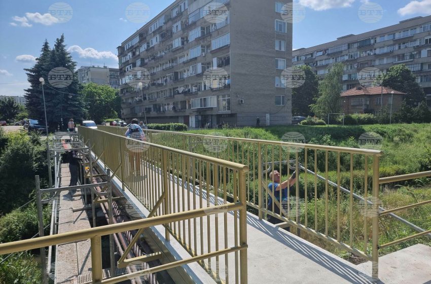  Обновеният пешеходен мост до Икономическата гимназия в Разград е отворен за движение