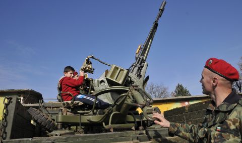  Военно обучение в училище – от това ли имат нужда децата