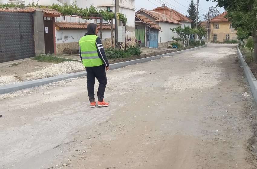  Продължават ремонтите на улици в община Гулянци