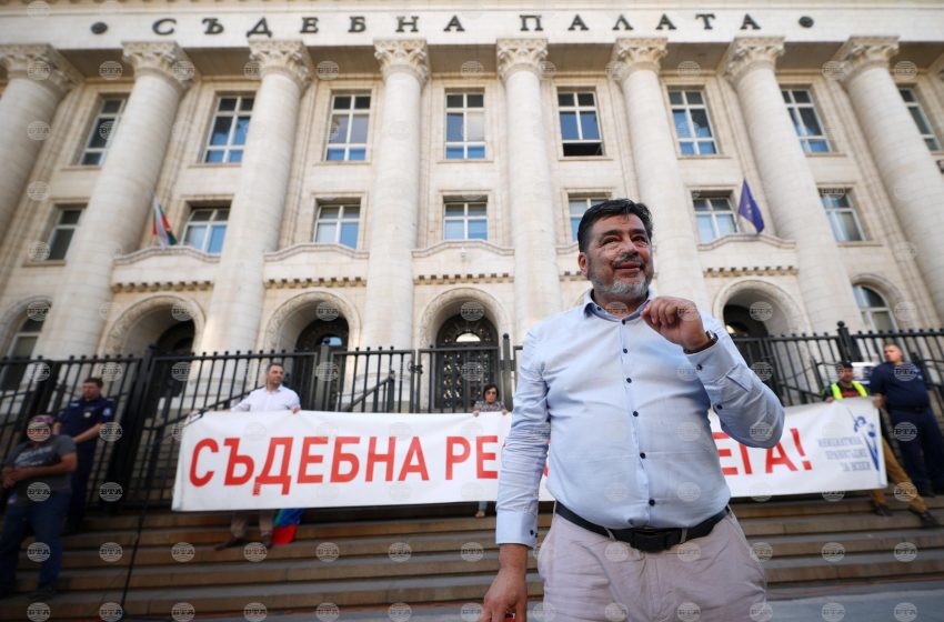  С искане за съдебна реформа граждани се събраха пред Съдебната палата в София