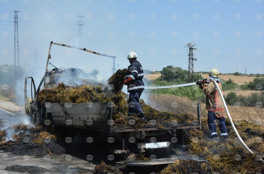 Камион със слама изгоря край Хасково, още на три места в областта гасят пожари