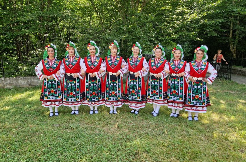  Близо 40 колектива от цялата страна взеха участие в „Празника на народния обичай и автентичната носия“ в село Рибарица