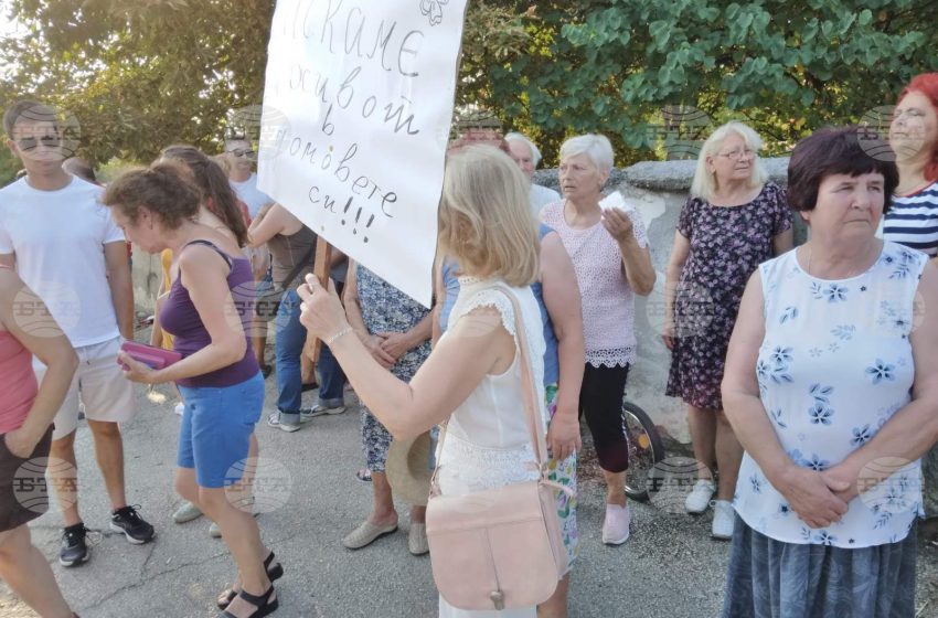  Жители на Червен бряг и с. Чомаковци организират протести срещу трафика на тежкотоварни камиони по третокласен път