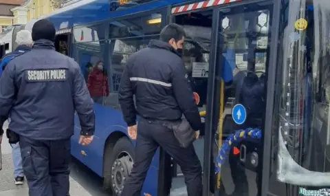  В Бургас: Хвърлени камъни от деца потрошиха автобус на градския транспорт