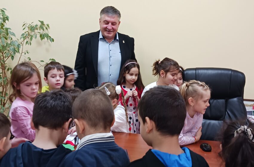  Община Гулянци посрещна скъпи гости на 1 март и дари с мартенички всички деца и ученици
