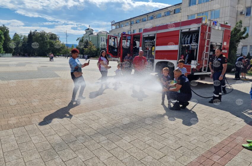  Специализирани автомобили на пожарната преминаха в шествие през Търговище, имаше демонстрация за Седмицата на пожарната безопасност