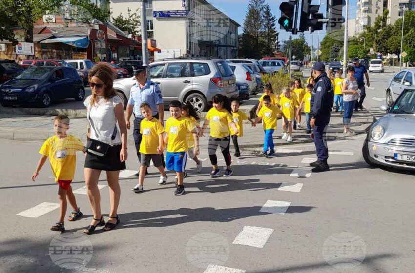  Бъдещи първокласници участваха в занятие за пътна безопасност в Търговище