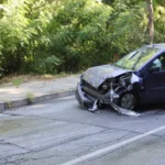 Катастрофата е станала около 03:00 часа тази нощ. Шофьор на 20 години се е ударил с автомобила си в стоманобетонен стълб, посочват от МВР.