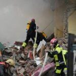 Силно обгоряло тяло е намерено сред отломките от къщата, взривила се в Банкя в петък къща. Това заяви шефът на СДВР гл. комисар Любомир Николов.