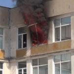 На място са пристигнали пожарникари, които бързо са потушили локалните пламъци. Училището е в ремонт.