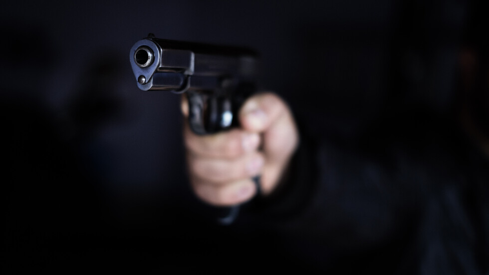 След издирване полицията в Шумен е установила 19-годишен младеж, произвел изстрел с пневматичен пистолет и наранил гражданин.