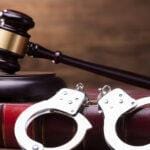 Районният съд в Мадан наложи постоянна мярка „задържане под стража“ на 26-годишен мъж от Рудозем за побой на дядо си в условията на домашно насилие.