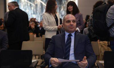 Възложил съм изработването на два спешни доклада, анализиращи пропуските в системата за сигурност и в процедурите по сигурността на железопътния транспорт. Това каза пред журналисти министърът на транспорта и съобщенията Гроздан Караджов.