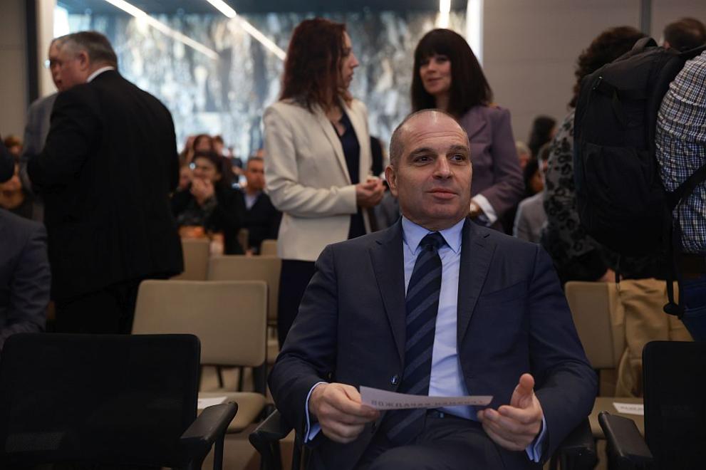Възложил съм изработването на два спешни доклада, анализиращи пропуските в системата за сигурност и в процедурите по сигурността на железопътния транспорт. Това каза пред журналисти министърът на транспорта и съобщенията Гроздан Караджов.
