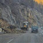 От ОПУ апелираха шофьорите да се движат с повишено внимание по пътищата в област Смолян поради опасност от падане на камъни от ската.