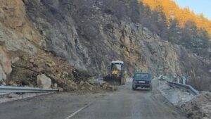 От ОПУ апелираха шофьорите да се движат с повишено внимание по пътищата в област Смолян поради опасност от падане на камъни от ската.