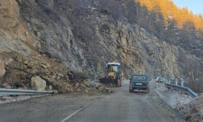 От ОПУ апелираха шофьорите да се движат с повишено внимание по пътищата в област Смолян поради опасност от падане на камъни от ската.