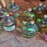 В различни стаи на къщата били открити 78 пластмасови туби и бутилки с около 530 литра ракия.