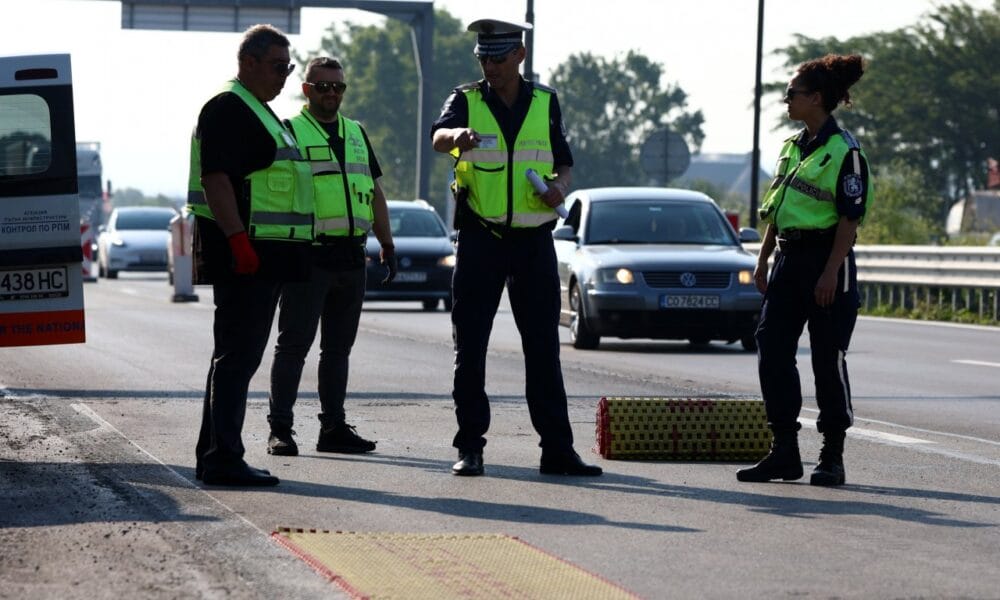 Пътен знак и асфалт при високи температури – ограничения за камиони в жегата