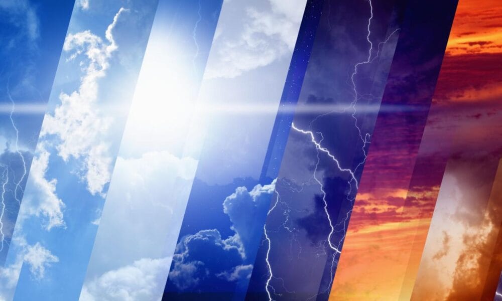 Гръмотевична буря над град с тъмни облаци – предупреждение за опасно време в България