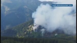 Пожарникари гасят горски пожар в Рила планина