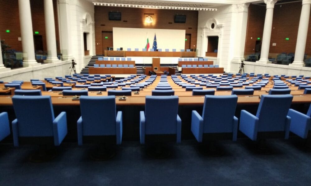 Народното събрание ще гласува прекратяване на правомощията на Радослав Йорданов като член на Комисията за публичен надзор над одиторите. На второ четене ще се обсъдят промени в Закона за движение по пътищата. Сред тях — тол камери ще следят движението в аварийните ленти и ще налагат глоби автоматично. Мерките са подкрепени от вътрешния и регионалния министър и целят повече контрол и безопасност по пътищата.