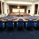 Народното събрание ще гласува прекратяване на правомощията на Радослав Йорданов като член на Комисията за публичен надзор над одиторите. На второ четене ще се обсъдят промени в Закона за движение по пътищата. Сред тях — тол камери ще следят движението в аварийните ленти и ще налагат глоби автоматично. Мерките са подкрепени от вътрешния и регионалния министър и целят повече контрол и безопасност по пътищата.