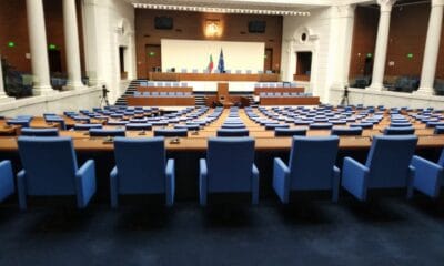 Народното събрание ще гласува прекратяване на правомощията на Радослав Йорданов като член на Комисията за публичен надзор над одиторите. На второ четене ще се обсъдят промени в Закона за движение по пътищата. Сред тях — тол камери ще следят движението в аварийните ленти и ще налагат глоби автоматично. Мерките са подкрепени от вътрешния и регионалния министър и целят повече контрол и безопасност по пътищата.