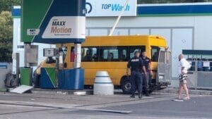 Полицейски екип на мястото на взрива на бензиностанция в Бургас