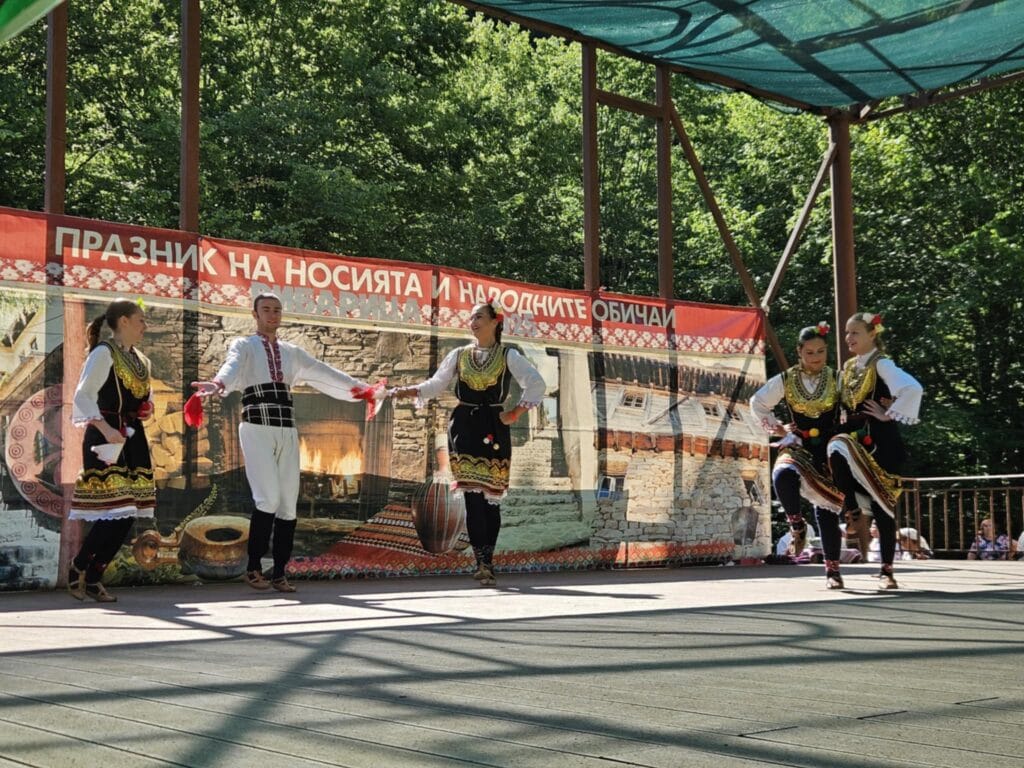 Празник на народния обичай и автентичната носия