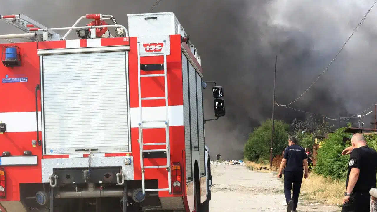 Пожар край Военната болница в Сливен