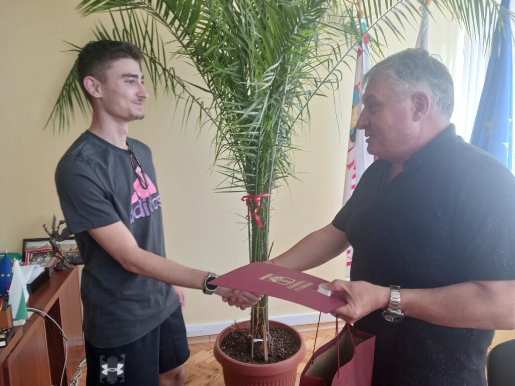 Кметът на Гулянци връчва почетна значка на Кристиян Цанев – републикански шампион по висок скок