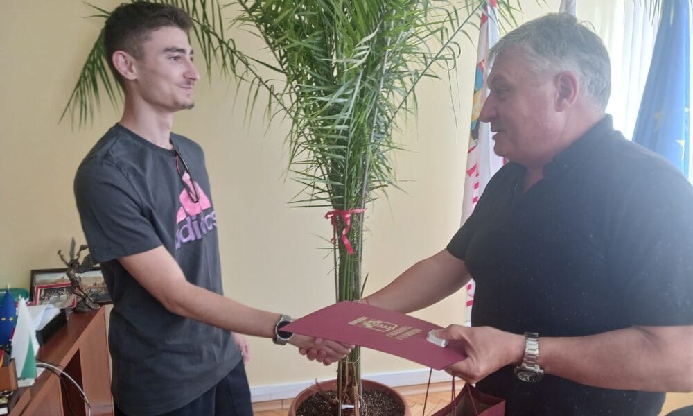Кметът на Гулянци връчва почетна значка на Кристиян Цанев – републикански шампион по висок скок