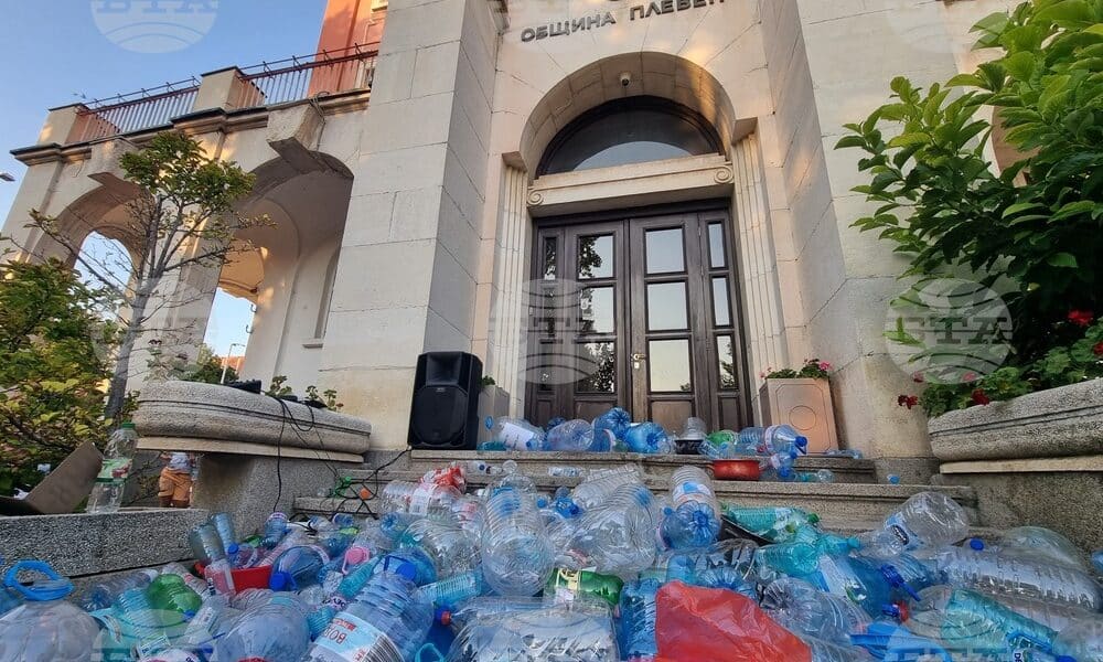 Протест на граждани срещу ВиК Плевен заради водната криза