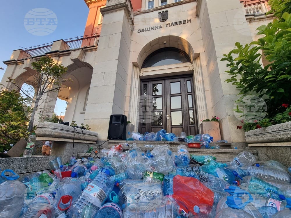Протест на граждани срещу ВиК Плевен заради водната криза