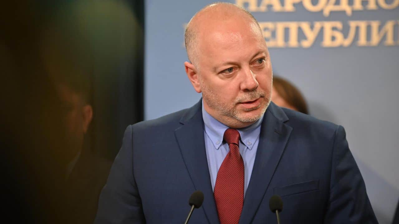 Министър-председателят Росен Желязков с внучката си Матея