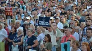 Протестиращи пред Съдебната палата в подкрепа на кмета на Варна Благомир Коцев