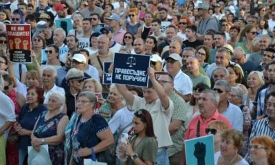 Протестиращи пред Съдебната палата в подкрепа на кмета на Варна Благомир Коцев