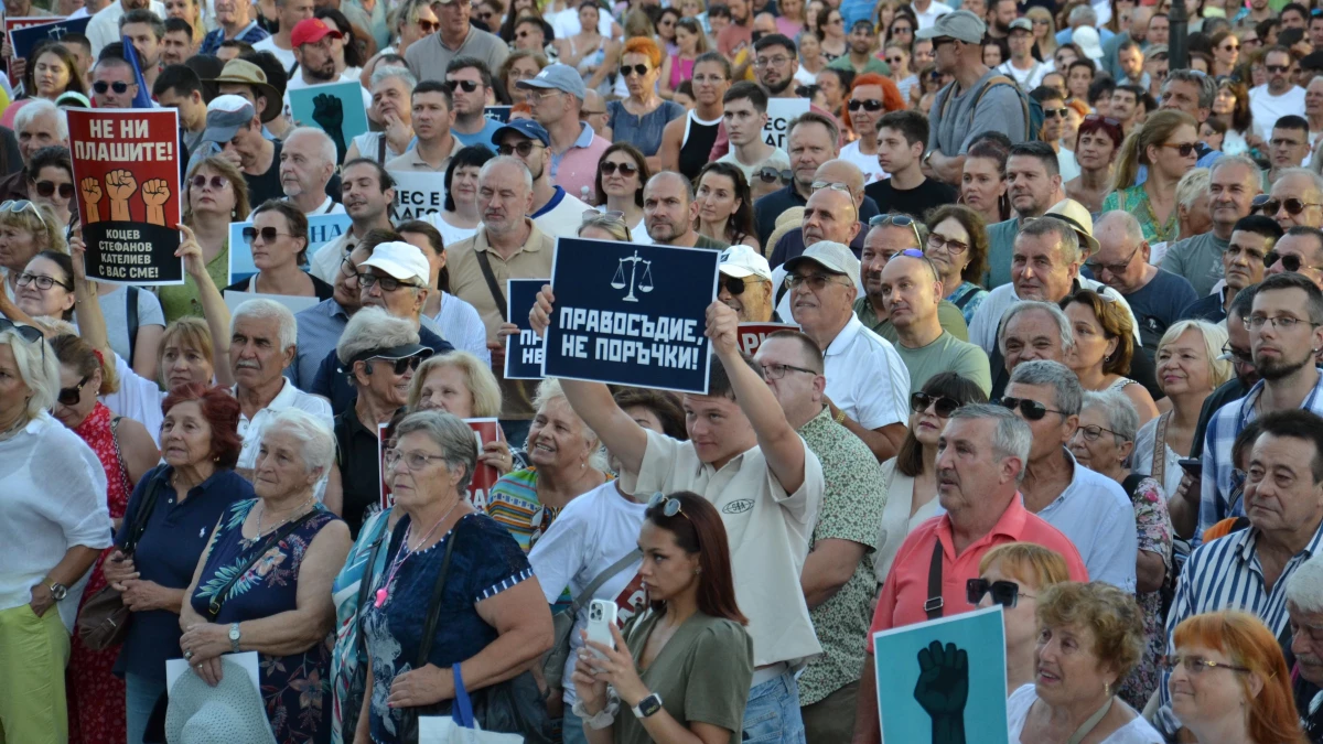 Протестиращи пред Съдебната палата в подкрепа на кмета на Варна Благомир Коцев