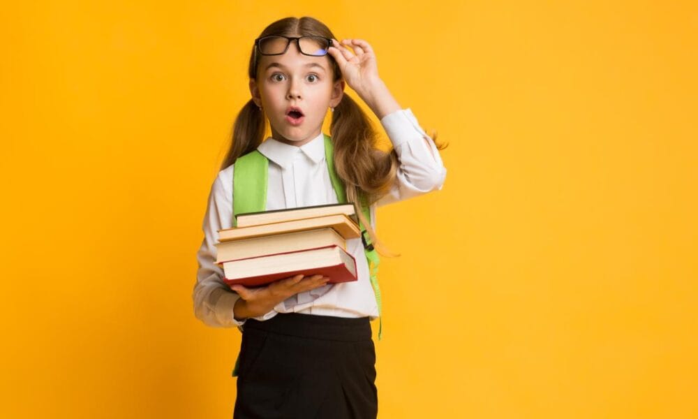 Ученици с раници на 15 септември пред училищния вход